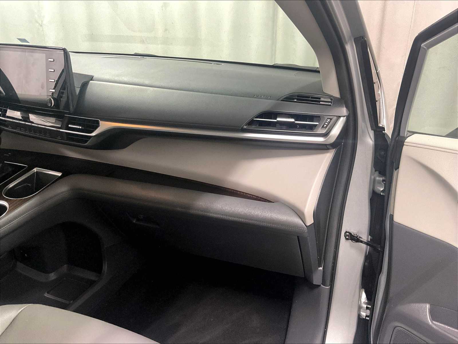 2022 Toyota Sienna XLE photo 13