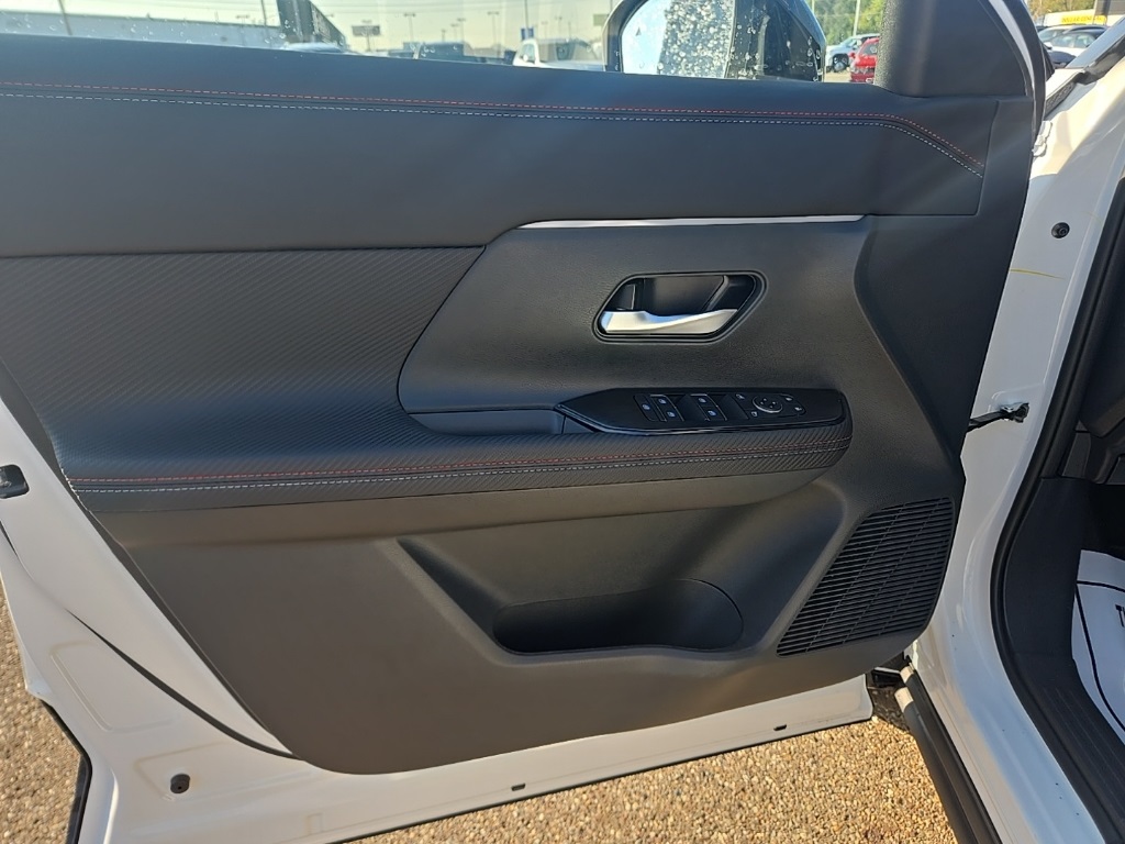 2026 Nissan Kicks SR photo 7
