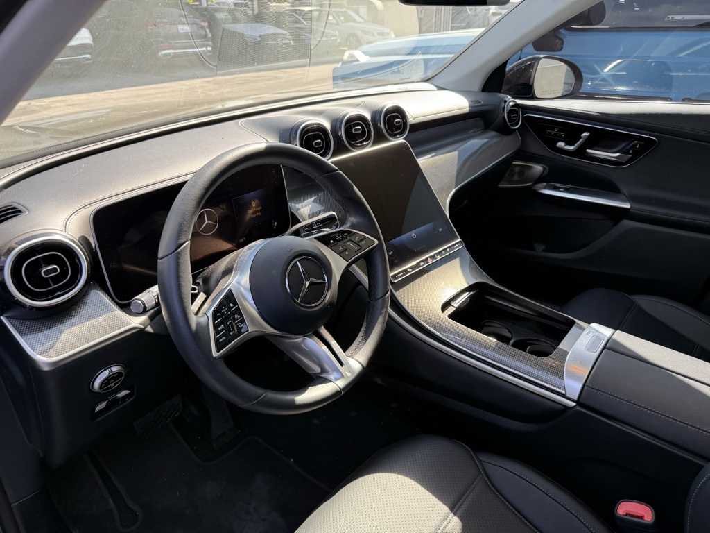 2024 Mercedes Benz GLC 300 photo 3