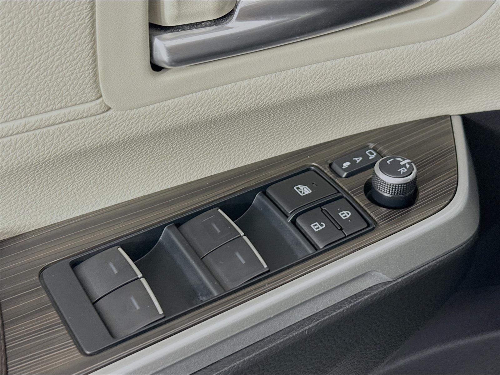 2023 Toyota Sienna Platinum photo 26
