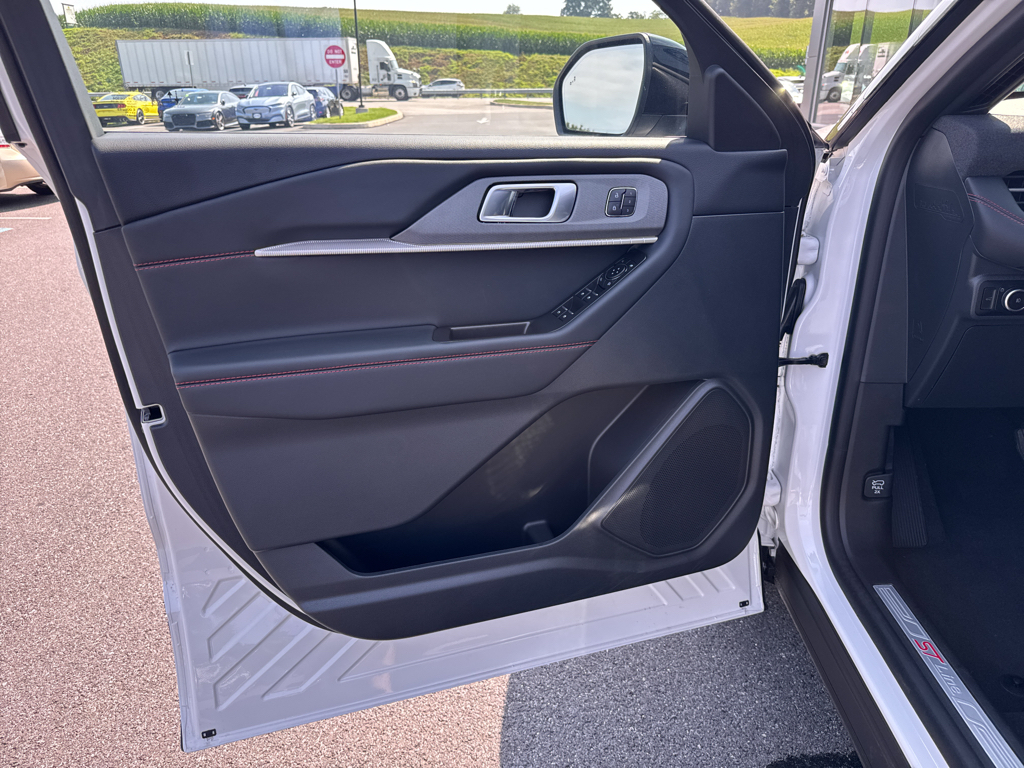 2025 Ford Explorer ST-Line photo 22