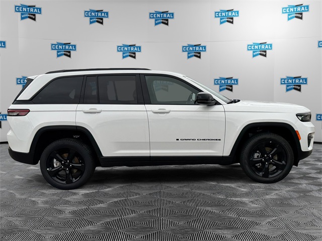 2025 Jeep Grand Cherokee Limited photo 3