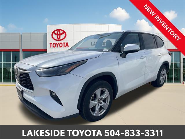2023 Toyota Highlander LE's photo