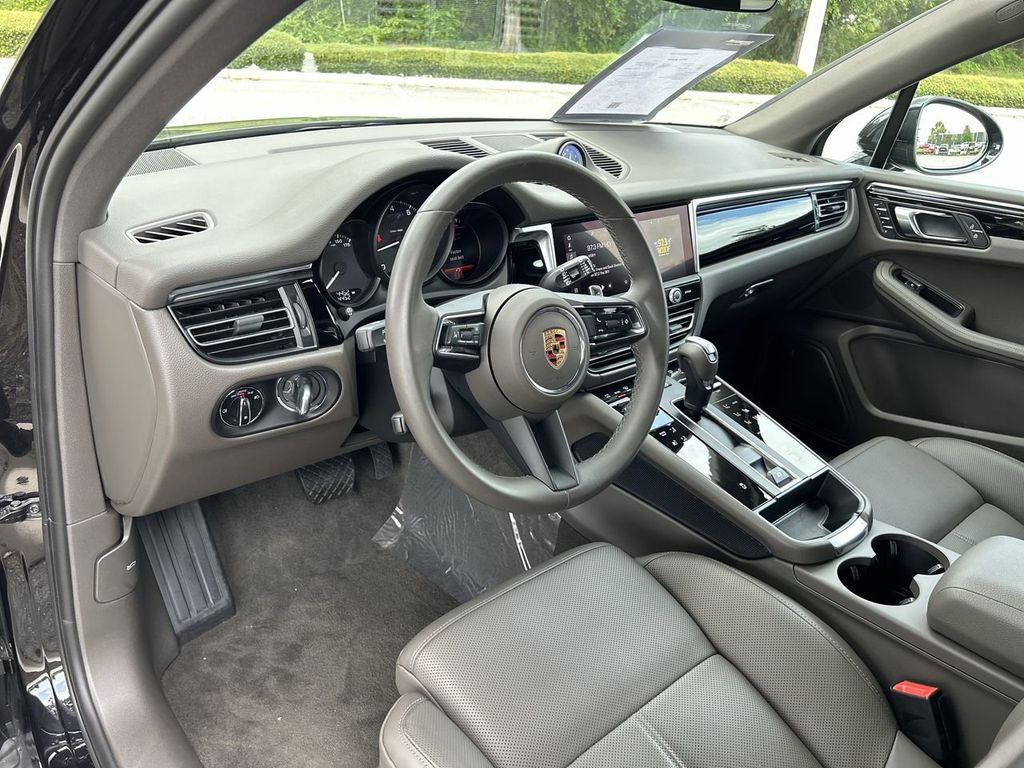 2025 Porsche Macan Base photo 12