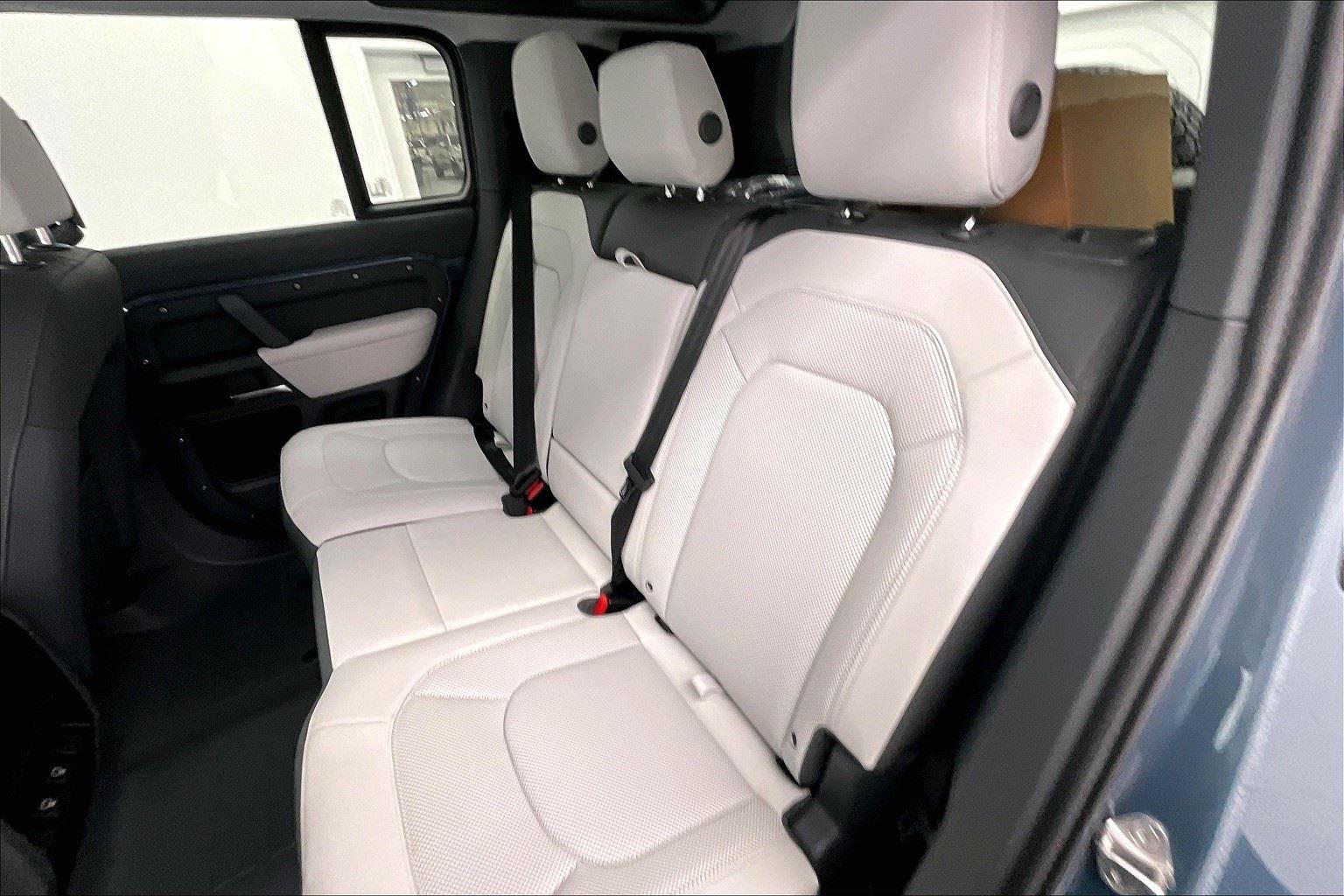 2025 Land Rover Defender S 110 photo 6