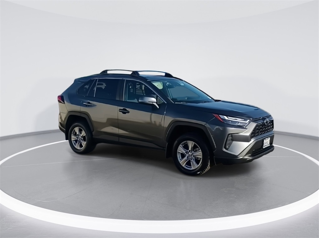 2022 Toyota RAV4 XLE photo 2