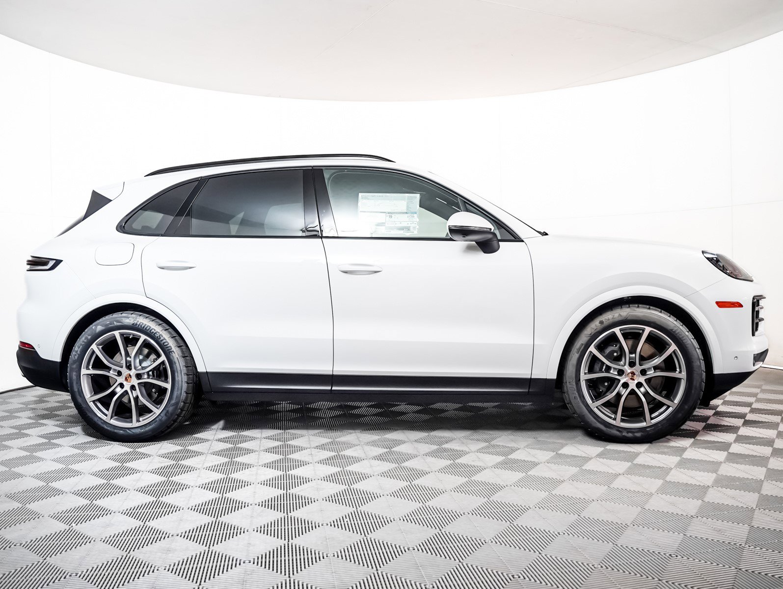 2025 Porsche Cayenne photo 9
