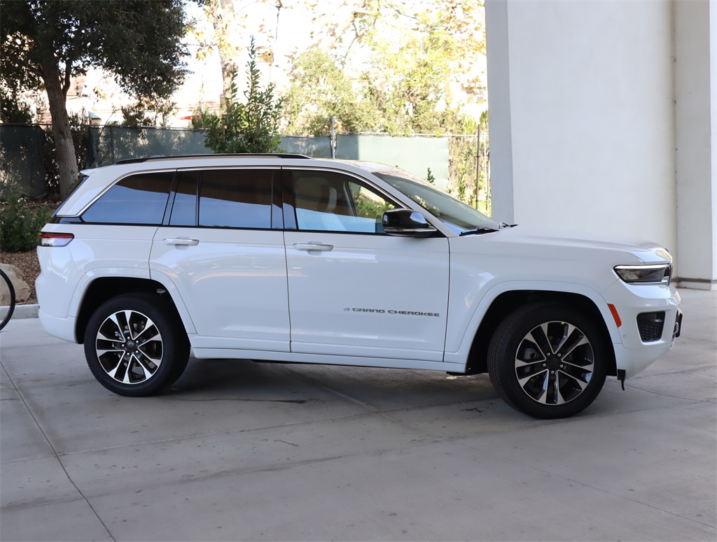 2023 Jeep Grand Cherokee Overland photo 4