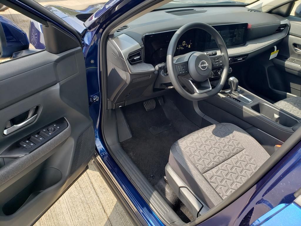 2025 Nissan Kicks SV photo 2