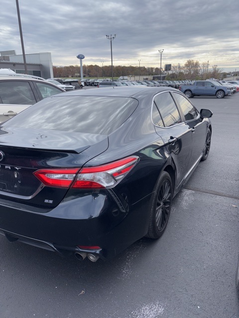2018 Toyota Camry SE photo 3