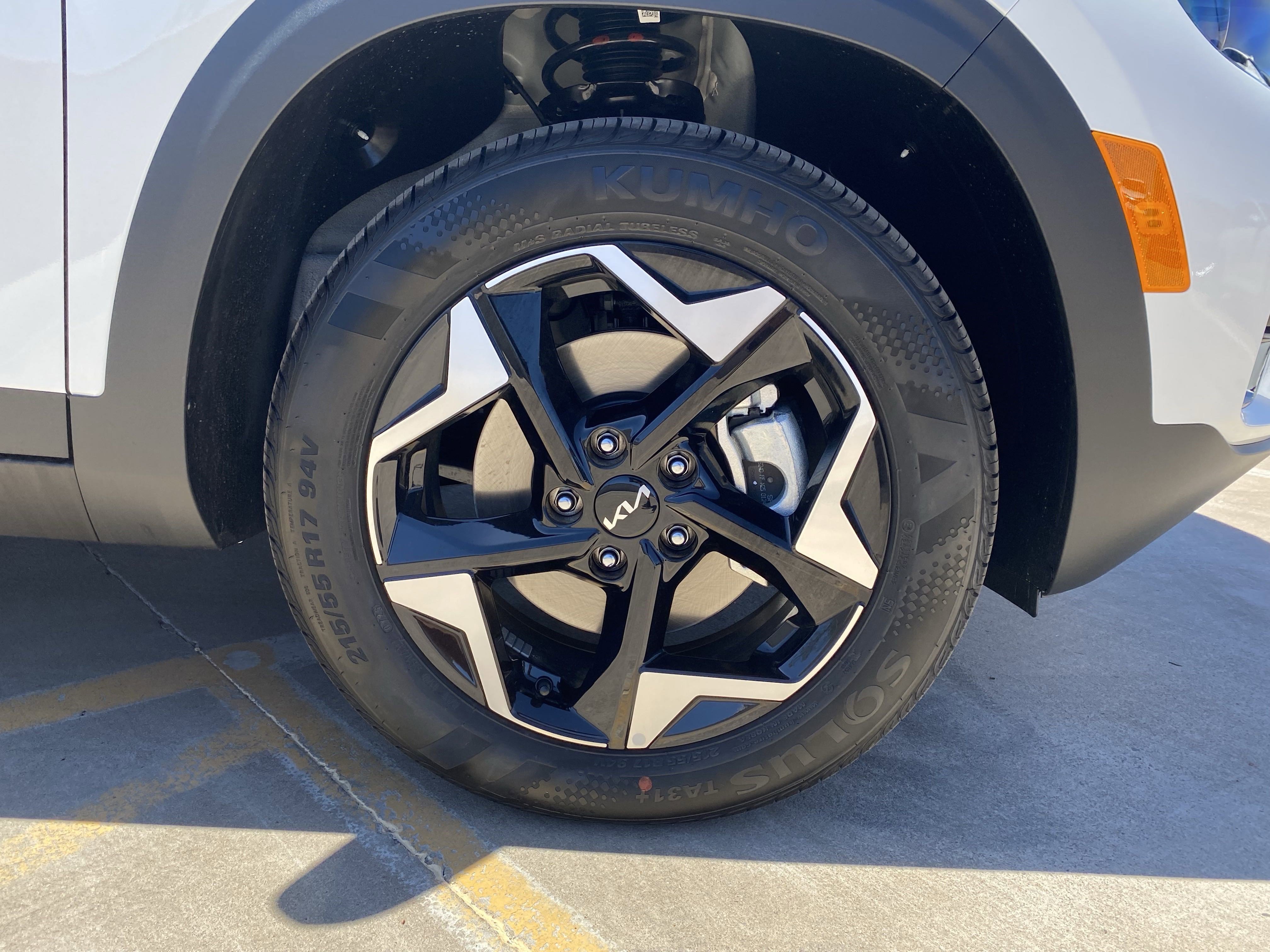 2025 Kia Seltos EX photo 3
