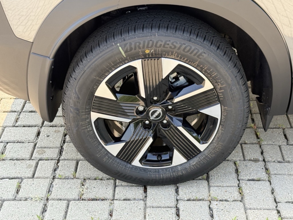 2025 Nissan Kicks SV photo 11