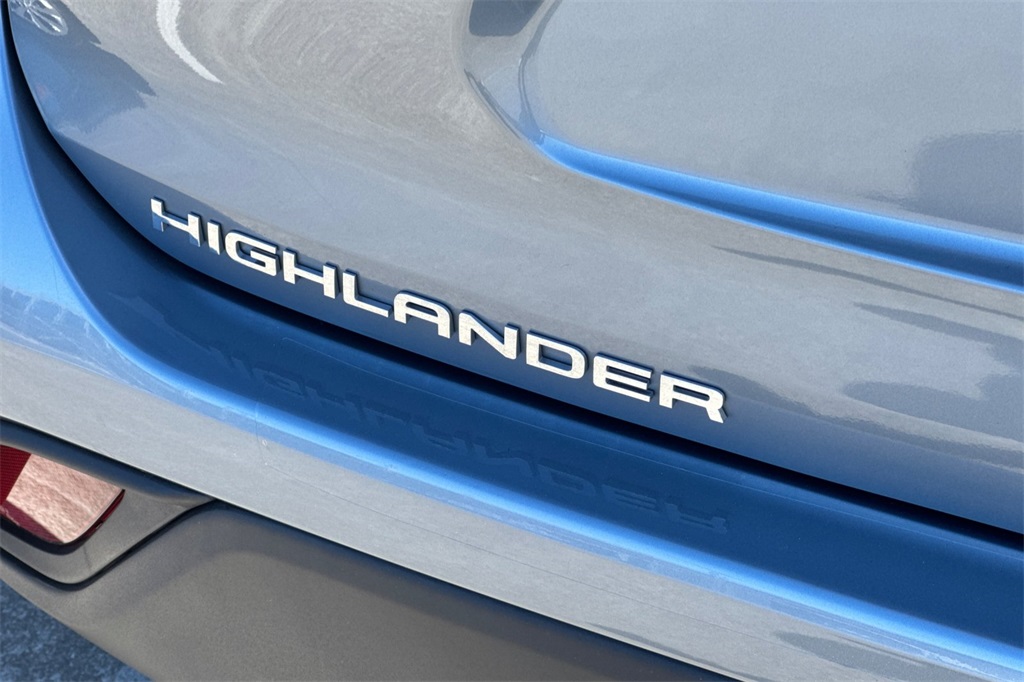 2024 Toyota Highlander LE photo 33