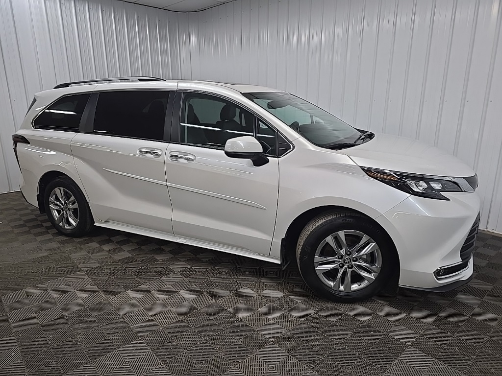 2024 Toyota Sienna XLE's photo