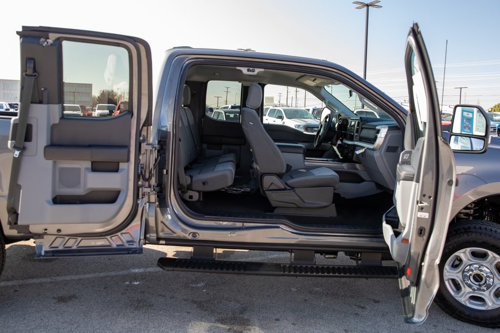2025 Ford F-350 XLT photo 32