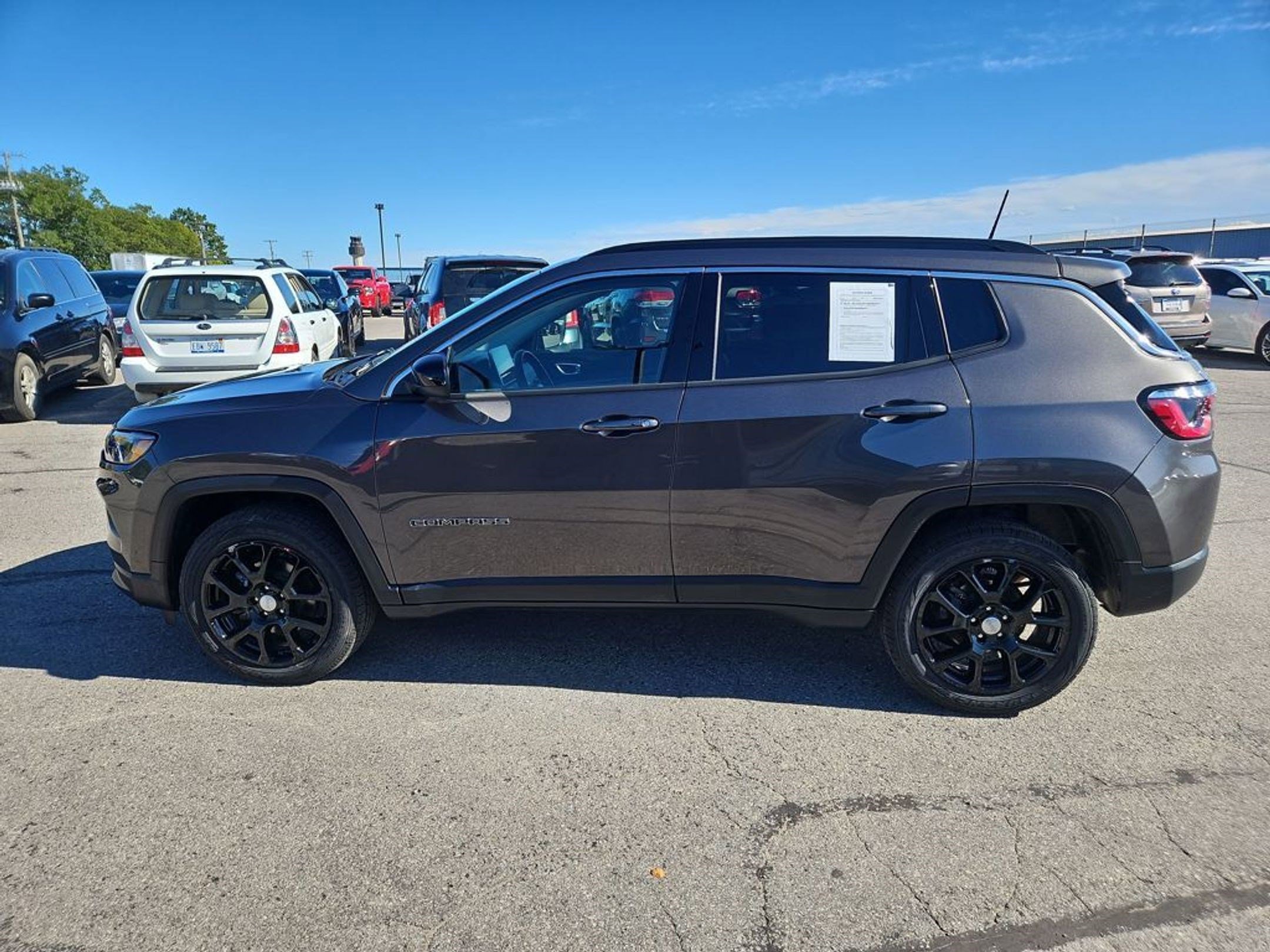 2022 Jeep Compass Latitude Lux photo 2