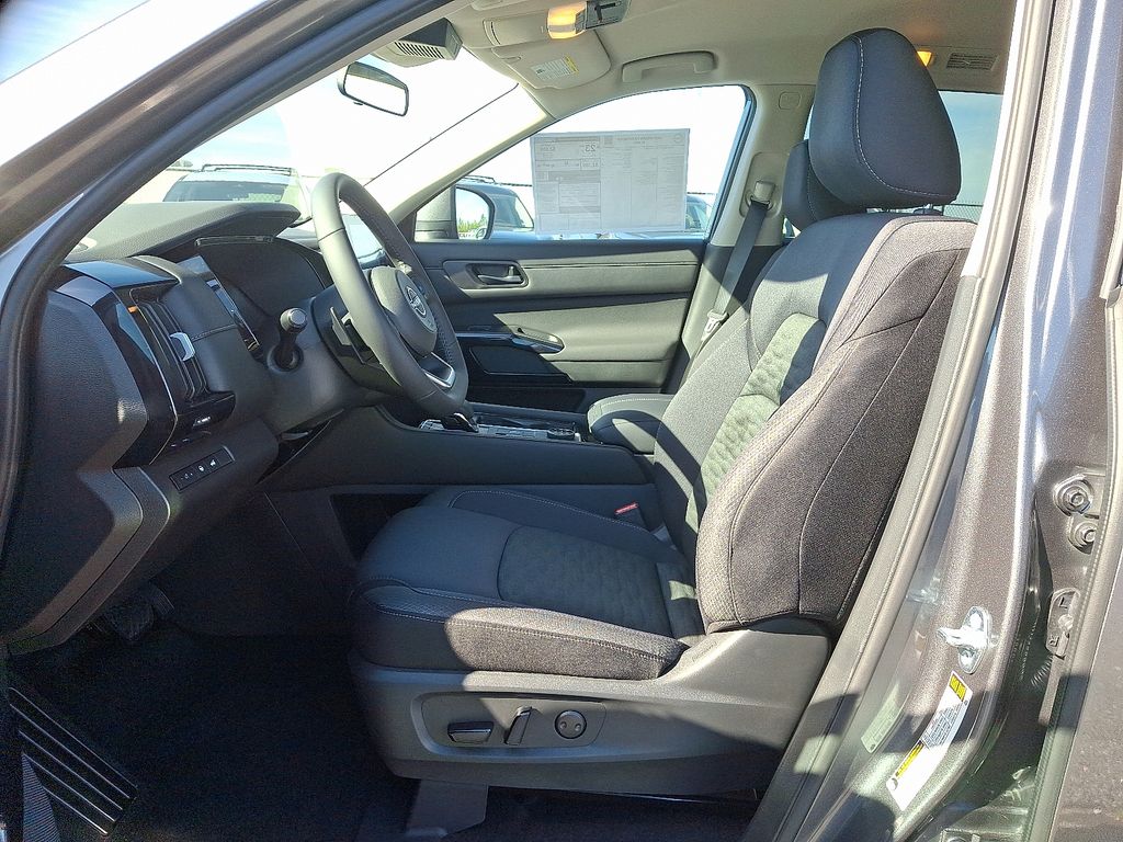2025 Nissan Pathfinder SV photo 4