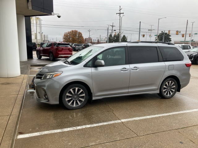 2018 Toyota Sienna XLE's photo
