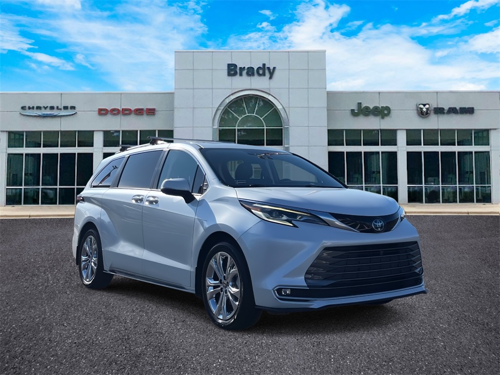 2022 Toyota Sienna Platinum's photo