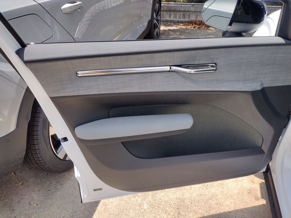 2025 VOLVO EX30 - Image 8