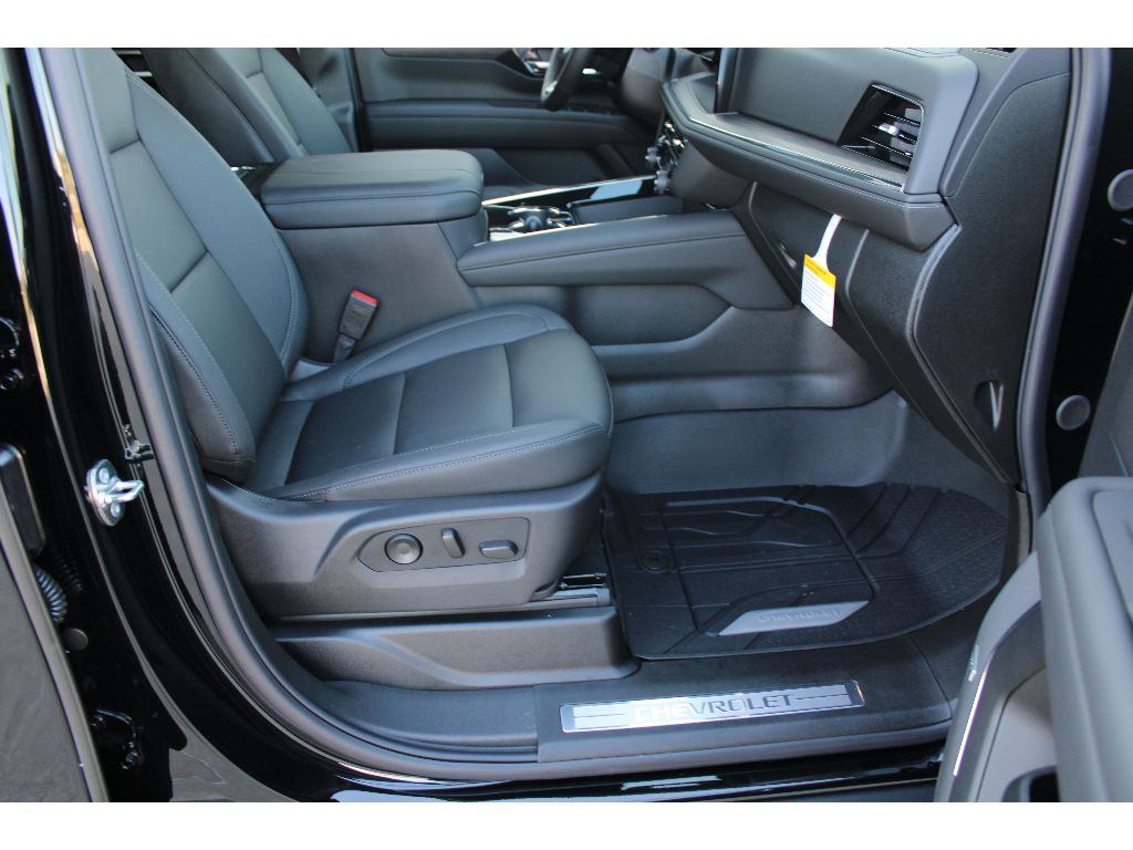 2026 Chevrolet Suburban LT photo 8