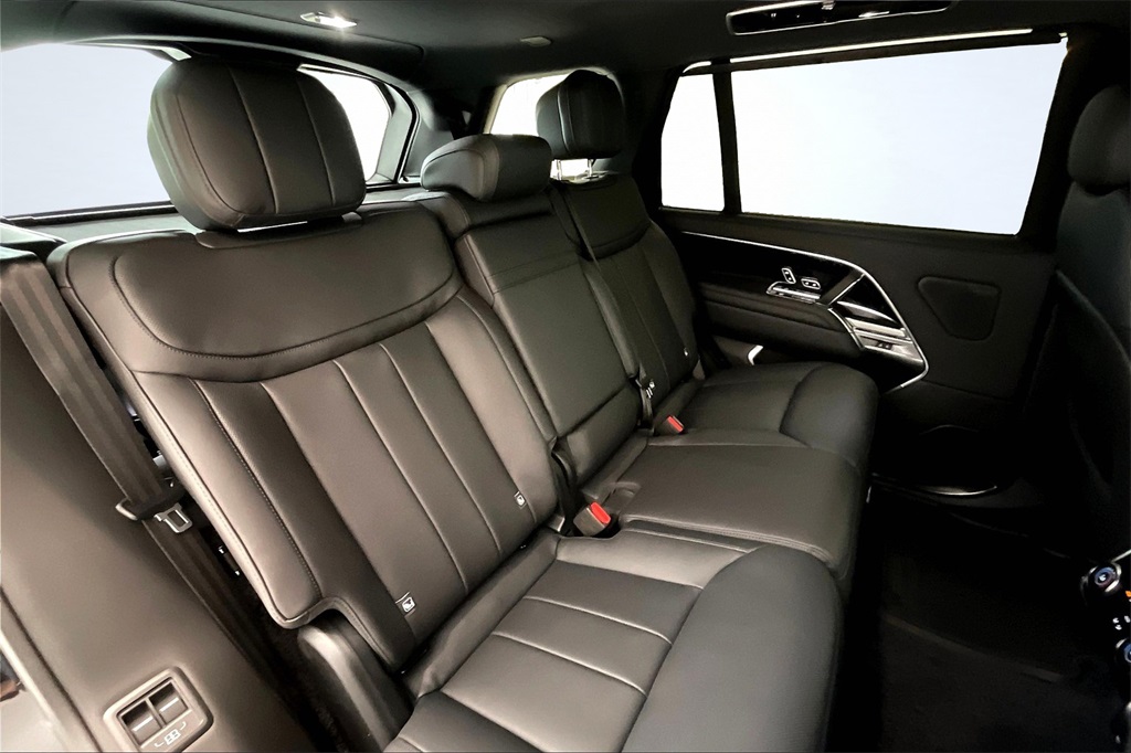 2025 Land Rover Range Rover SE photo 9