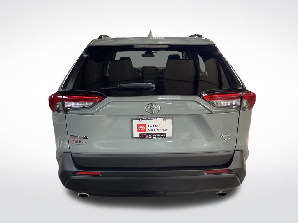 2020 Toyota RAV4 XLE photo 4