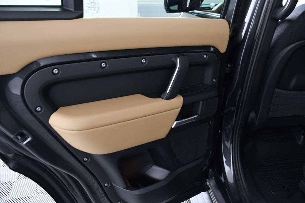 2025 Land Rover Defender 130 V8 photo 22