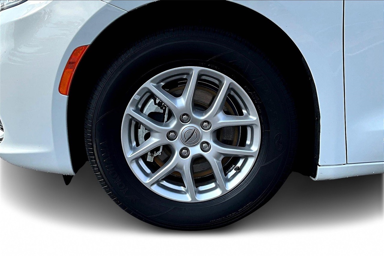 2024 Chrysler Pacifica Touring L photo 30