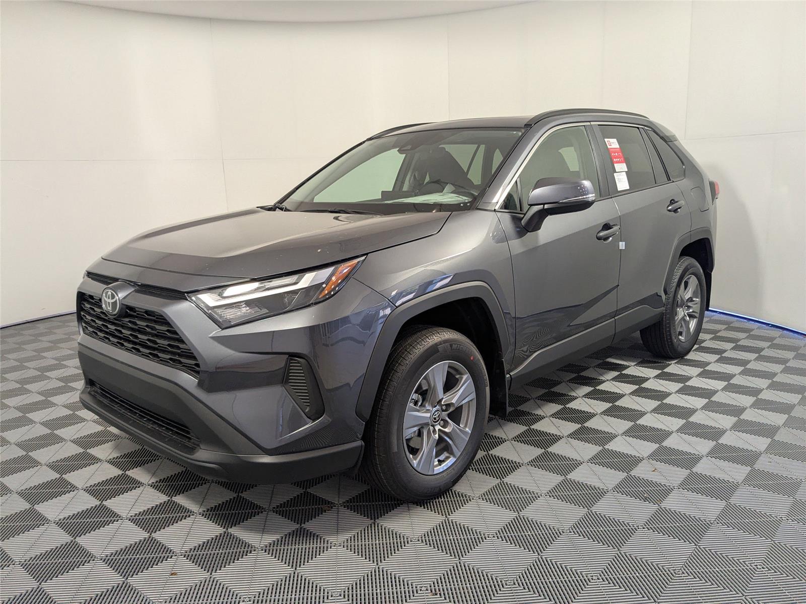 2025 Toyota RAV4 XLE's photo