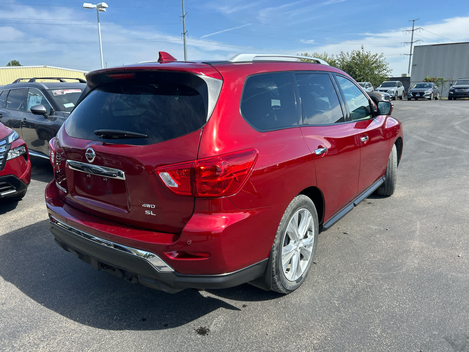 2019 Nissan Pathfinder SL photo 2