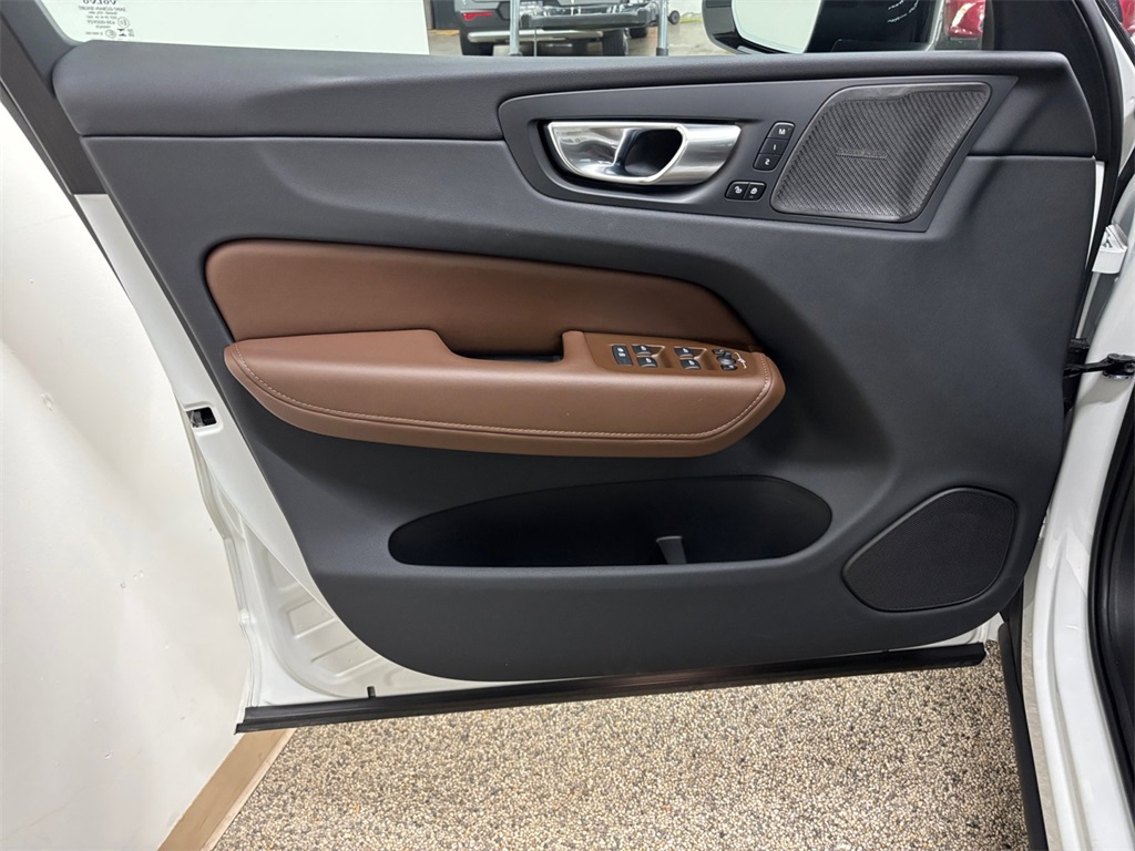 2023 Volvo XC60 B5 Plus photo 10
