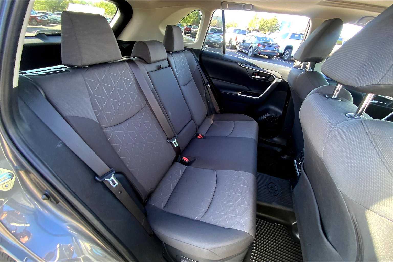 2023 Toyota RAV4 Hybrid XLE photo 16