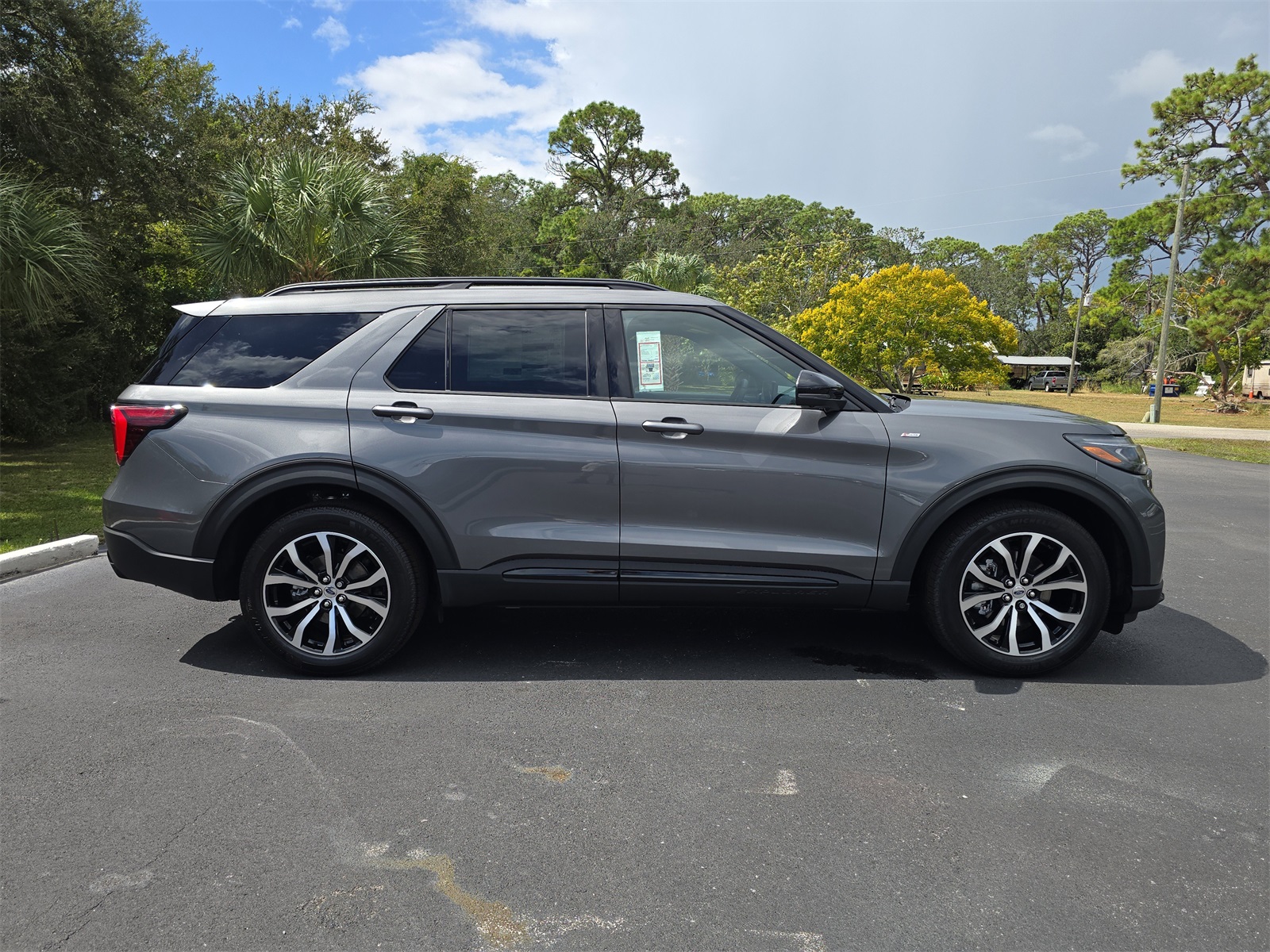2025 Ford Explorer ST-Line photo 3