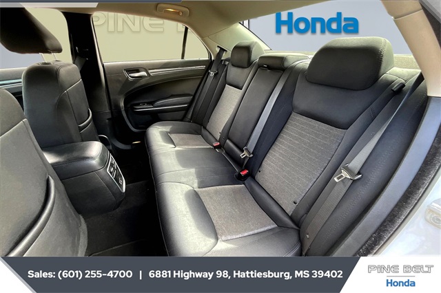 2022 Chrysler 300 Touring photo 17
