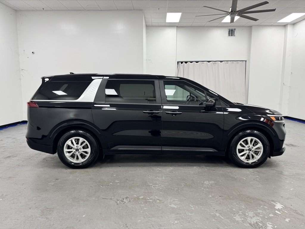 2024 Kia Carnival LX photo 8