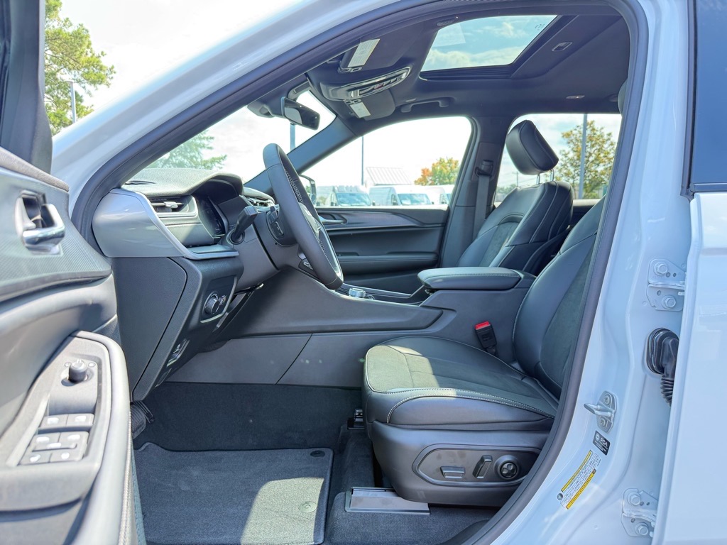 2025 Jeep Grand Cherokee Altitude photo 3