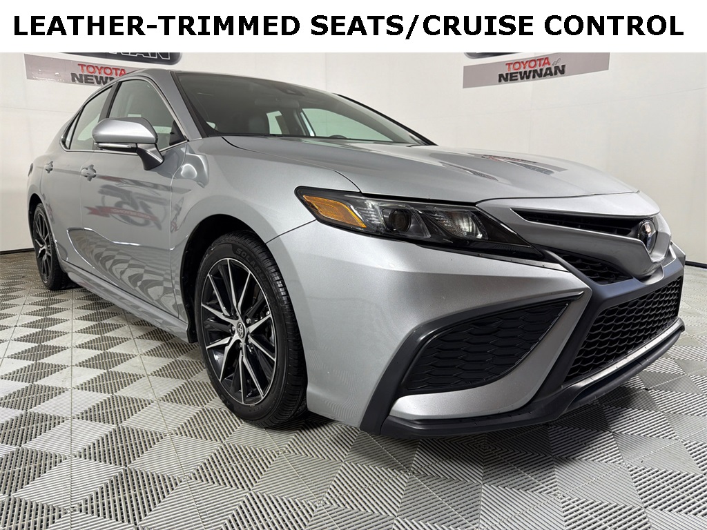 2024 Toyota Camry SE's photo
