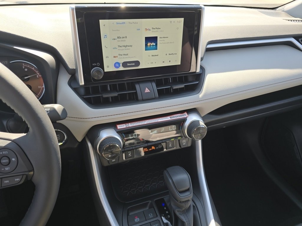 2025 Toyota RAV4 XLE photo 33