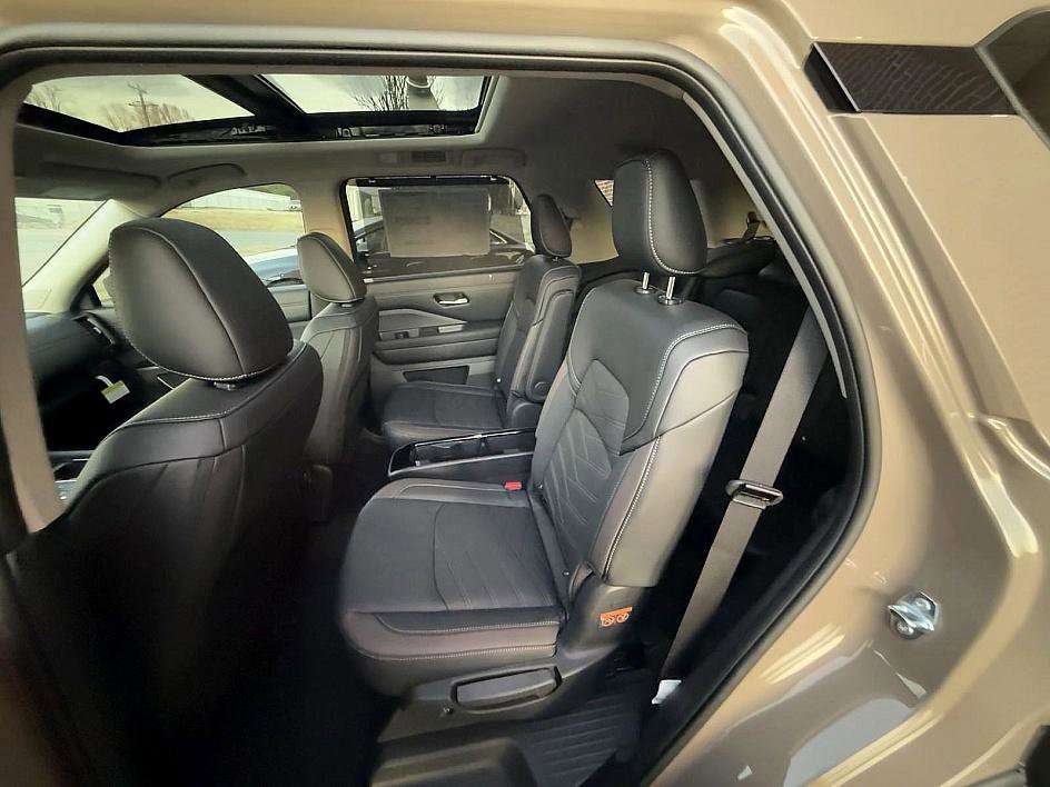 2025 Nissan Pathfinder Platinum photo 13