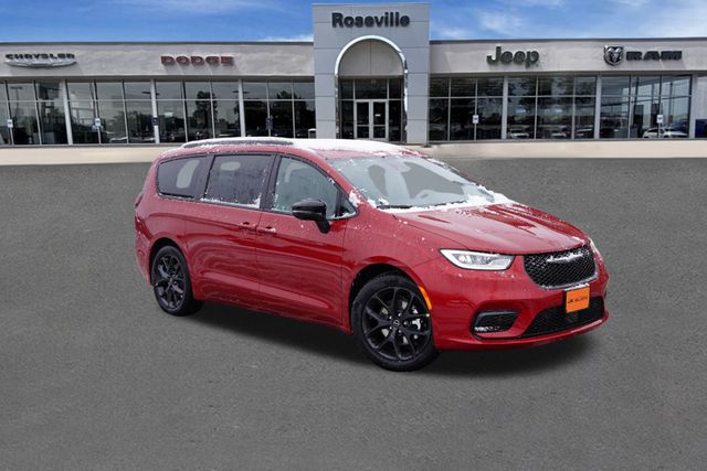 2026 Chrysler Pacifica Limited's photo