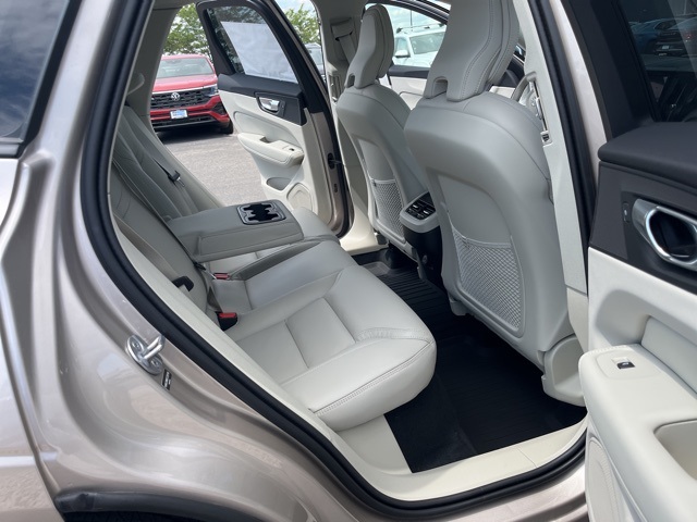 2025 Volvo XC60 B5 photo 21