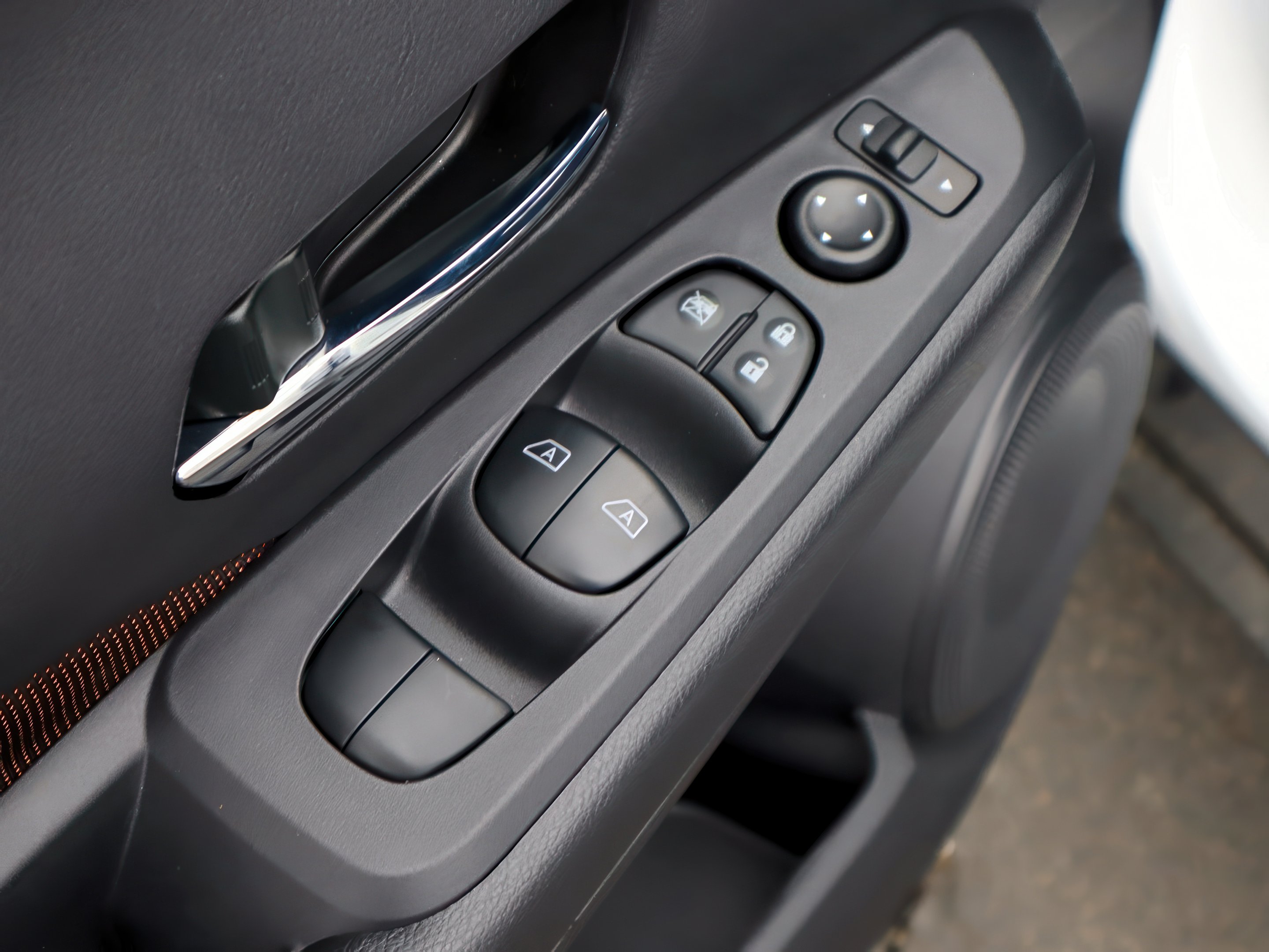 2025 Nissan Kicks SR photo 8