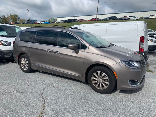 2017 Chrysler Pacifica Touring L photo 2