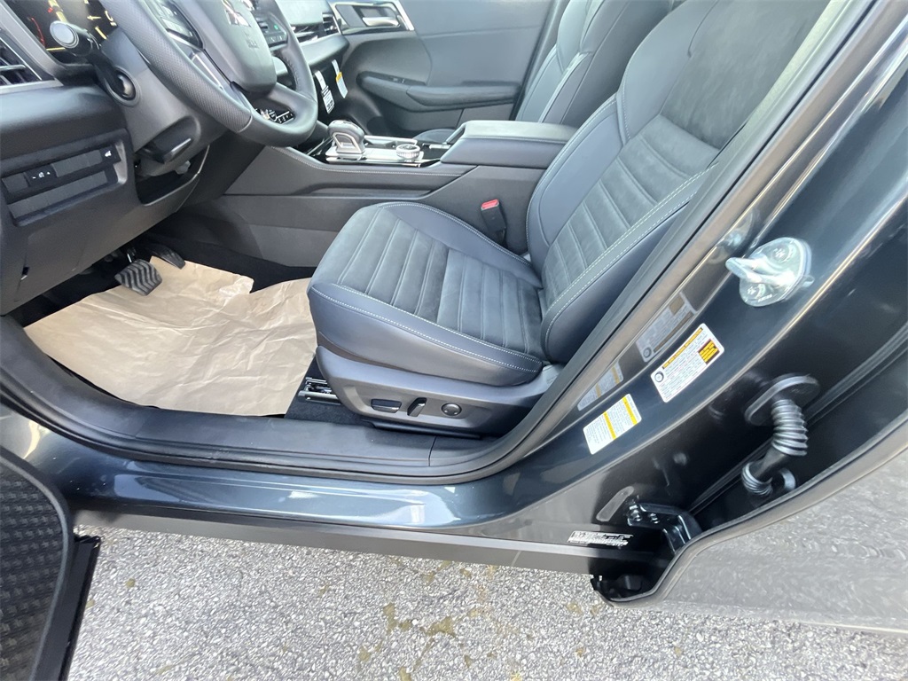 2025 Mitsubishi Outlander SE photo 12