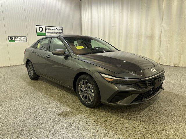 2026 Hyundai Elantra Blue SEL Sport photo 3