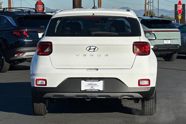 2026 Hyundai Venue SE photo 3