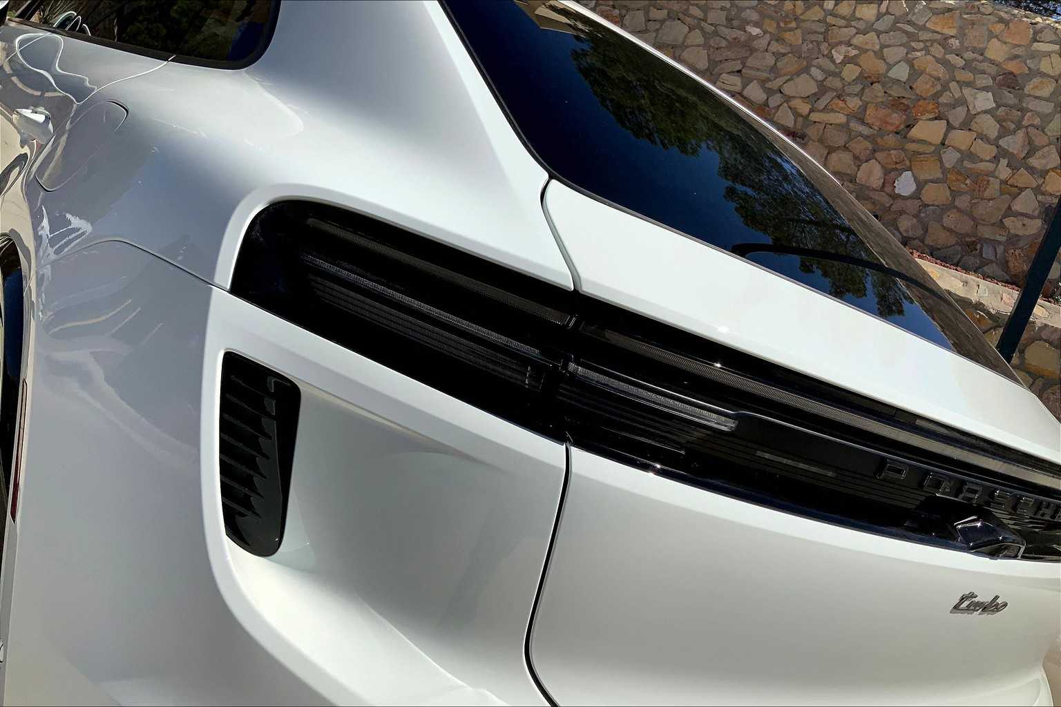 2025 Porsche Macan Electric Turbo photo 18