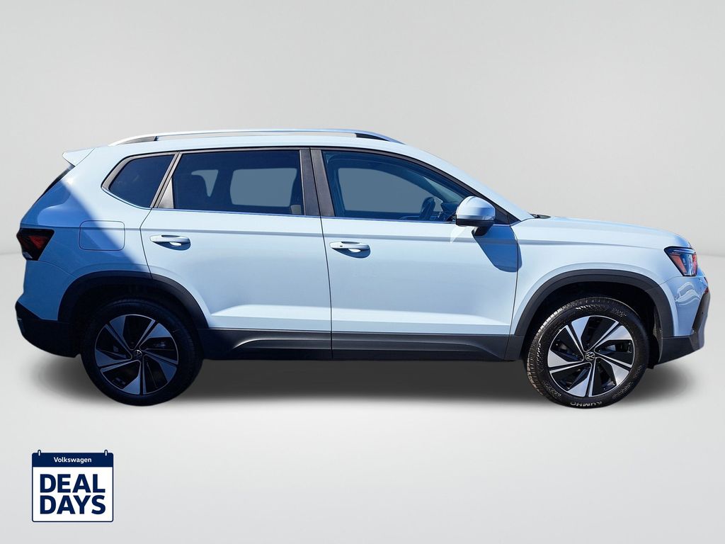 2025 Volkswagen Taos SE photo 4