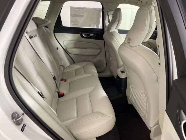 2025 Volvo XC60 T8 Plus photo 39